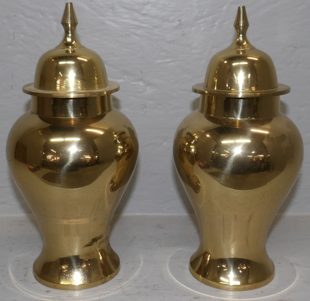 Pair of Brass Urns with Lids: Pair of Brass Urns with Lids. 9" H "ALL DESCRIPTIONS AND ANY CONDITION STATEMENT GIVEN BY LANGSTON AUCTION GALLERY ARE STRICTLY OPINIONS AND LANGSTON'S SHALL HAVE NO RESPONSIBILITY FOR ERRORS OR OMISS