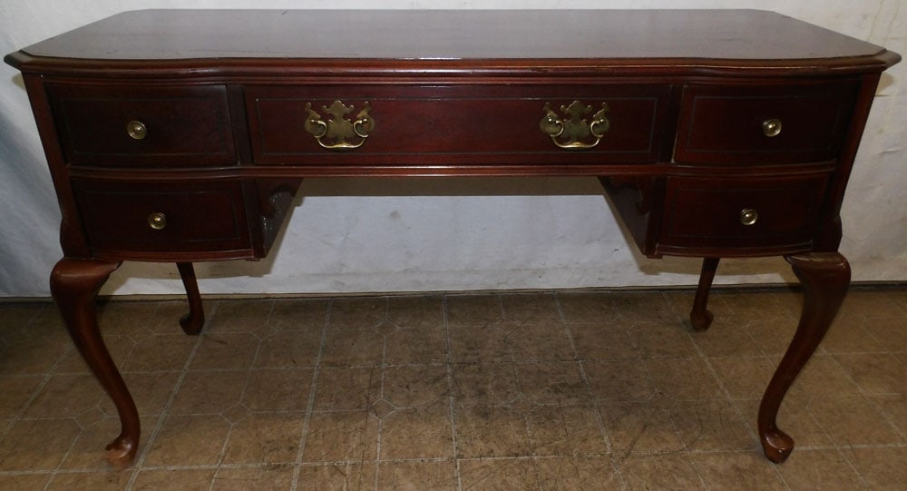Cherry Queen Anne Dressing Table by Bassett (1 of 7)