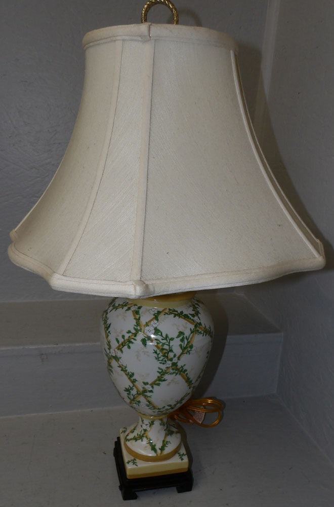 Painted Porcelain Urn Lamp: Painted Porcelain Urn Lamp. 26 1/2" H "ALL DESCRIPTIONS AND ANY CONDITION STATEMENT GIVEN BY LANGSTON AUCTION GALLERY ARE STRICTLY OPINIONS AND LANGSTON'S SHALL HAVE NO RESPONSIBILITY FOR ERRORS OR OM