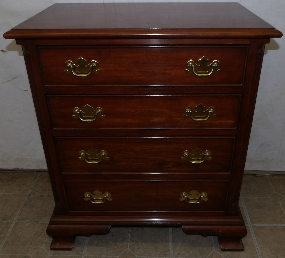 Henkel Harris cherry 4 drawer chest with quarter columns (1 of 9)