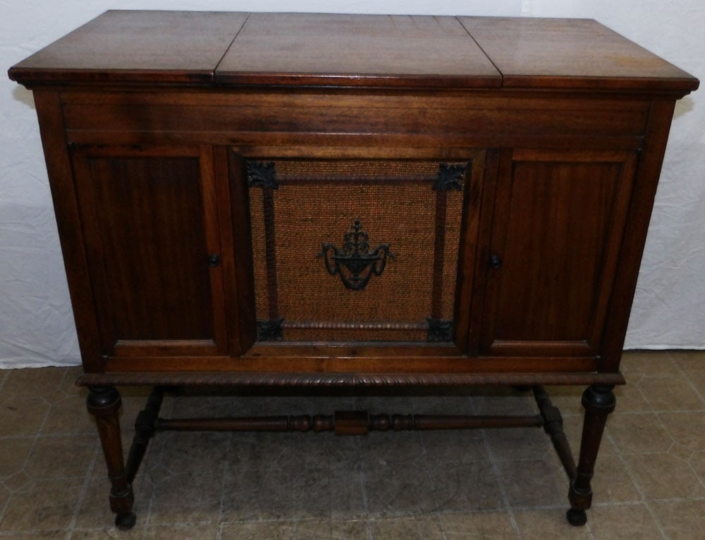 antique walnut working phonograph by Dixie-Phonic (1 of 9)