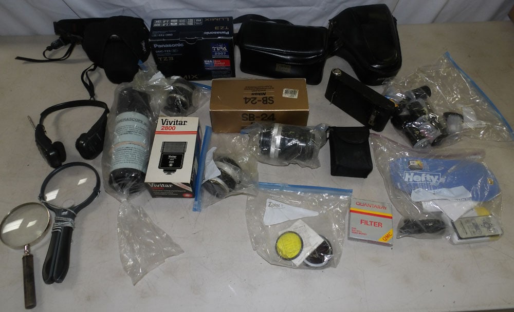 lot of vintage cameras and accessories: lot of vintage cameras and accessories . ALL DESCRIPTIONS AND ANY CONDITION STATEMENT GIVEN BY LANGSTON AUCTION GALLERY ARE STRICTLY OPINIONS AND LANGSTON'S SHALL HAVE NO RESPONSIBILITY FOR ERRORS OR 