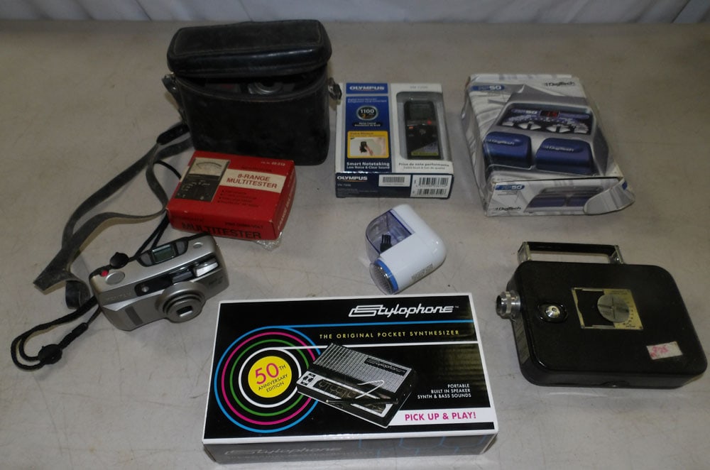 lot of vintage cameras and accessories: lot of vintage cameras and accessories . ALL DESCRIPTIONS AND ANY CONDITION STATEMENT GIVEN BY LANGSTON AUCTION GALLERY ARE STRICTLY OPINIONS AND LANGSTON'S SHALL HAVE NO RESPONSIBILITY FOR ERRORS OR 