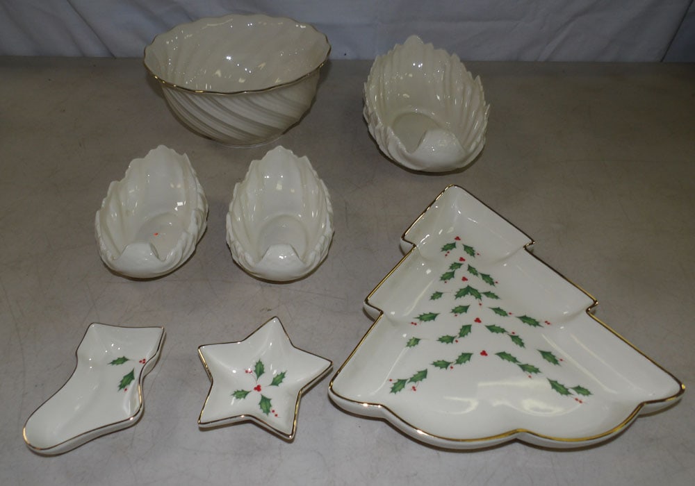 lot of Lenox porcelain: lot of Lenox porcelain. ALL DESCRIPTIONS AND ANY CONDITION STATEMENT GIVEN BY LANGSTON AUCTION GALLERY ARE STRICTLY OPINIONS AND LANGSTON'S SHALL HAVE NO RESPONSIBILITY FOR ERRORS OR OMISSIONS. THE AB