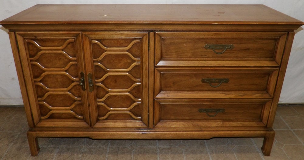 Walnut Mid Century Modern Inlaid Credenza by Thomasville: Walnut Mid Century Modern Inlaid Credenza by Thomasville. 56" W 18" D 32" H ALL DESCRIPTIONS AND ANY CONDITION STATEMENT GIVEN BY LANGSTON AUCTION GALLERY ARE STRICTLY OPINIONS AND LANGSTON'S SHALL HA