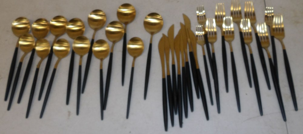 Lot of Flatware: Lot of Flatware. ALL DESCRIPTIONS AND ANY CONDITION STATEMENT GIVEN BY LANGSTON AUCTION GALLERY ARE STRICTLY OPINIONS AND LANGSTON'S SHALL HAVE NO RESPONSIBILITY FOR ERRORS OR OMISSIONS. THE ABSENCE O