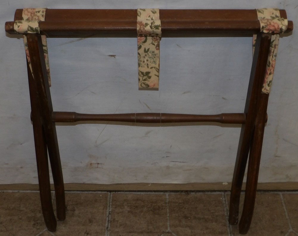 Mahogany Luggage Rack: Mahogany Luggage Rack. 20 3/4" W 14 3/4" D 14 1/2" H ALL DESCRIPTIONS AND ANY CONDITION STATEMENT GIVEN BY LANGSTON AUCTION GALLERY ARE STRICTLY OPINIONS AND LANGSTON'S SHALL HAVE NO RESPONSIBILITY FO