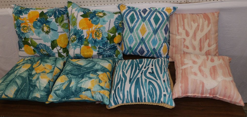 Lot of Decorative Pillows: Lot of Decorative Pillows . ALL DESCRIPTIONS AND ANY CONDITION STATEMENT GIVEN BY LANGSTON AUCTION GALLERY ARE STRICTLY OPINIONS AND LANGSTON'S SHALL HAVE NO RESPONSIBILITY FOR ERRORS OR OMISSIONS. TH