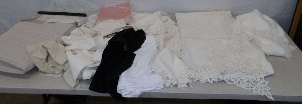 Lot of Linens: Lot of Linens . ALL DESCRIPTIONS AND ANY CONDITION STATEMENT GIVEN BY LANGSTON AUCTION GALLERY ARE STRICTLY OPINIONS AND LANGSTON'S SHALL HAVE NO RESPONSIBILITY FOR ERRORS OR OMISSIONS. THE ABSENCE OF