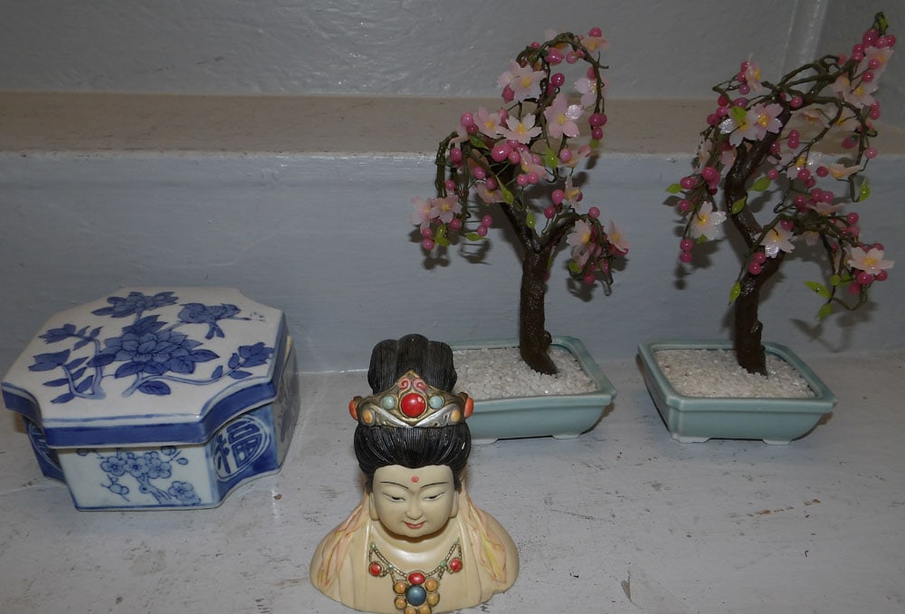 Lot of Oriental Porcelain & Resin Items: Lot of Oriental Porcelain & Resin Items . ALL DESCRIPTIONS AND ANY CONDITION STATEMENT GIVEN BY LANGSTON AUCTION GALLERY ARE STRICTLY OPINIONS AND LANGSTON'S SHALL HAVE NO RESPONSIBILITY FOR ERRORS OR