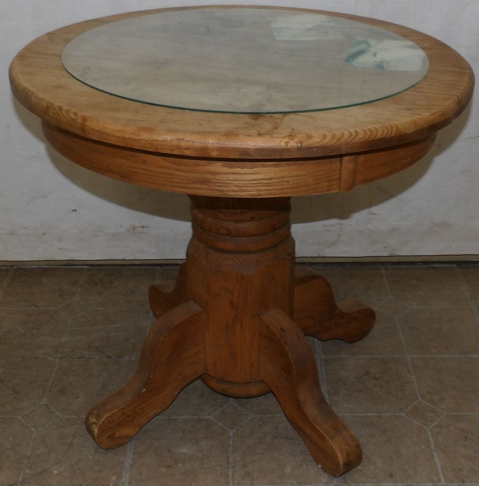 Oak Round Stand: Oak Round Stand . 24" Dia. 21 3/4" H ALL DESCRIPTIONS AND ANY CONDITION STATEMENT GIVEN BY LANGSTON AUCTION GALLERY ARE STRICTLY OPINIONS AND LANGSTON'S SHALL HAVE NO RESPONSIBILITY FOR ERRORS OR OMIS