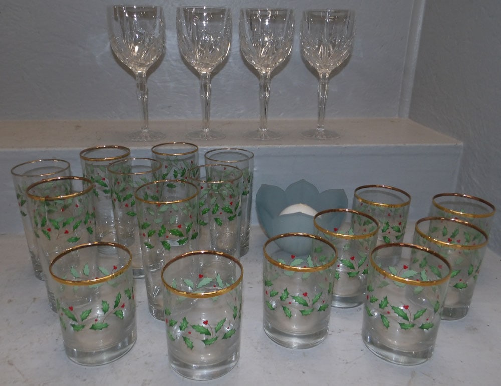 Lot of Linens & Crystal Stemware: Lot of Linens & Crystal Stemware. ALL DESCRIPTIONS AND ANY CONDITION STATEMENT GIVEN BY LANGSTON AUCTION GALLERY ARE STRICTLY OPINIONS AND LANGSTON'S SHALL HAVE NO RESPONSIBILITY FOR ERRORS OR OMISSIO