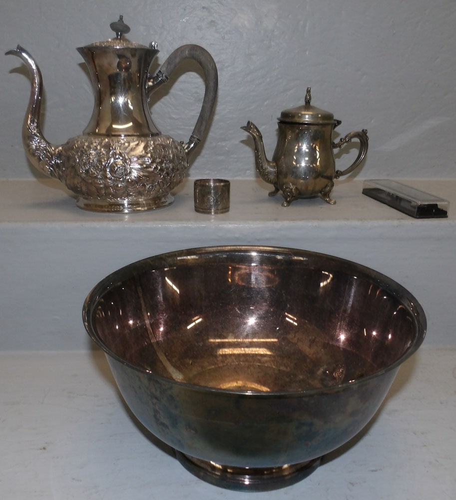 Lot of Silver Plated Items: Lot of Silver Plated Items. ALL DESCRIPTIONS AND ANY CONDITION STATEMENT GIVEN BY LANGSTON AUCTION GALLERY ARE STRICTLY OPINIONS AND LANGSTON'S SHALL HAVE NO RESPONSIBILITY FOR ERRORS OR OMISSIONS. TH