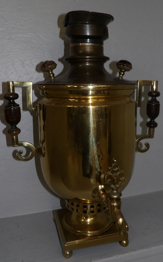 Polished Brass Samovar Urn: Polished Brass Samovar Urn . 19 1/2" H ALL DESCRIPTIONS AND ANY CONDITION STATEMENT GIVEN BY LANGSTON AUCTION GALLERY ARE STRICTLY OPINIONS AND LANGSTON'S SHALL HAVE NO RESPONSIBILITY FOR ERRORS OR OM