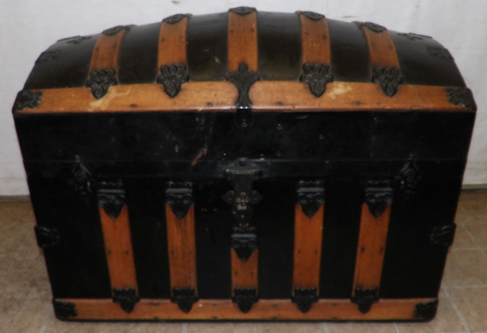 Antique Dome Top Trunk: Antique Dome Top Trunk. 32 1/4" W 18 1/2" D 22 1/2" H ALL DESCRIPTIONS AND ANY CONDITION STATEMENT GIVEN BY LANGSTON AUCTION GALLERY ARE STRICTLY OPINIONS AND LANGSTON'S SHALL HAVE NO RESPONSIBILITY F
