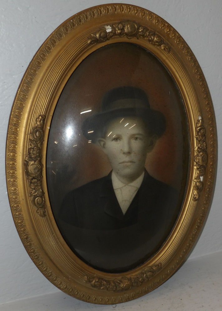 Vintage Photo in Bubble Glass Frame: Vintage Photo in Bubble Glass Frame . 19" x 24 1/2" ALL DESCRIPTIONS AND ANY CONDITION STATEMENT GIVEN BY LANGSTON AUCTION GALLERY ARE STRICTLY OPINIONS AND LANGSTON'S SHALL HAVE NO RESPONSIBILITY FOR