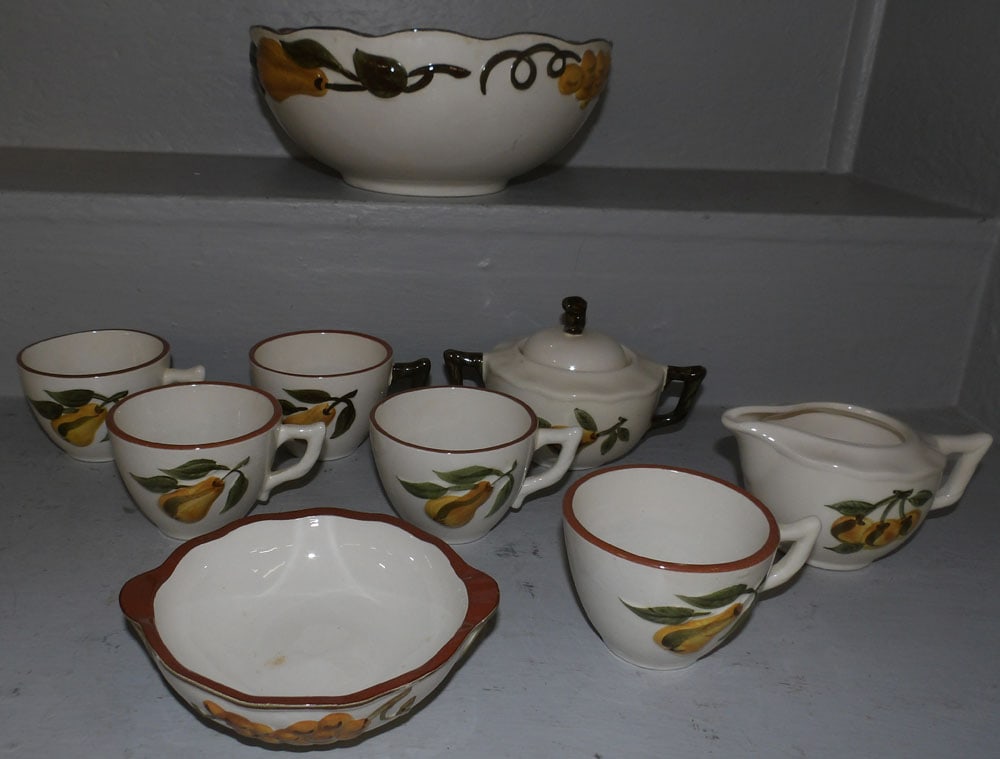 Lot of Stangl Pottery: Lot of Stangl Pottery . ALL DESCRIPTIONS AND ANY CONDITION STATEMENT GIVEN BY LANGSTON AUCTION GALLERY ARE STRICTLY OPINIONS AND LANGSTON'S SHALL HAVE NO RESPONSIBILITY FOR ERRORS OR OMISSIONS. THE AB