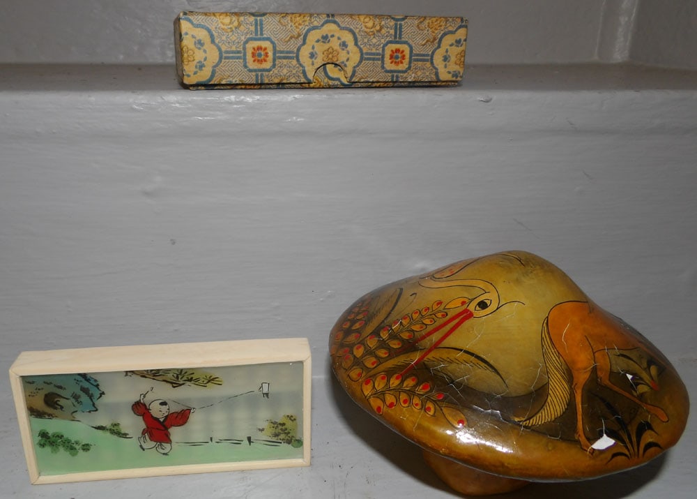 Oriental Carved Bone Abacus & Painted Paper Mache Mushroom Artist Signed: Oriental Carved Bone Abacus & Painted Paper Mache Mushroom Artist Signed . Up to 5 1/4" L ALL DESCRIPTIONS AND ANY CONDITION STATEMENT GIVEN BY LANGSTON AUCTION GALLERY ARE STRICTLY OPINIONS AND LANGS