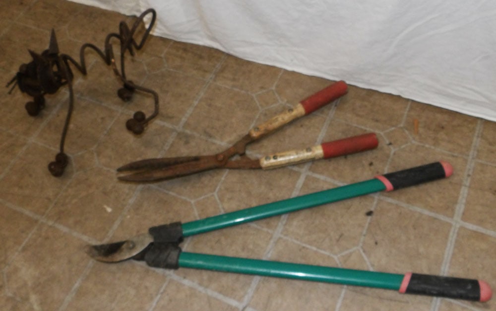 Lot of Hand Tools: Lot of Hand Tools . Up to 29" L ALL DESCRIPTIONS AND ANY CONDITION STATEMENT GIVEN BY LANGSTON AUCTION GALLERY ARE STRICTLY OPINIONS AND LANGSTON'S SHALL HAVE NO RESPONSIBILITY FOR ERRORS OR OMISSIONS