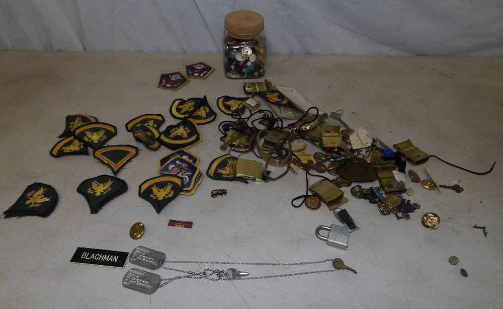 lot of collection of buttons and patches (1 of 1)