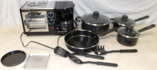 lot of kitchen items