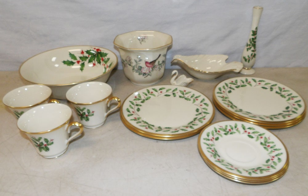 lot of Lenox porcelain: lot of Lenox porcelain. "ALL DESCRIPTIONS AND ANY CONDITION STATEMENT GIVEN BY LANGSTON AUCTION GALLERY ARE STRICTLY OPINIONS AND LANGSTON'S SHALL HAVE NO RESPONSIBILITY FOR ERRORS OR OMISSIONS. THE A