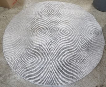 6' 1" round machine made rug