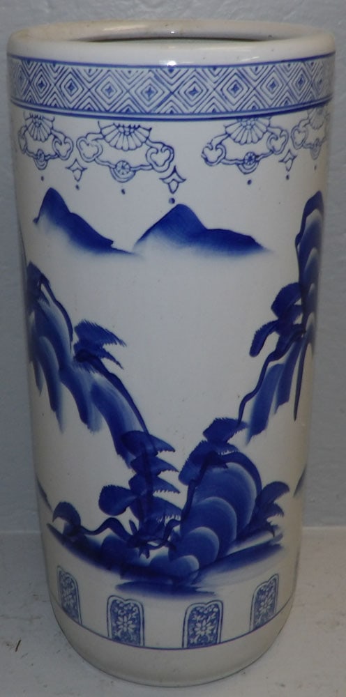 oriental blue and white porcelain umbrella stand: oriental blue and white porcelain umbrella stand. 18" H "ALL DESCRIPTIONS AND ANY CONDITION STATEMENT GIVEN BY LANGSTON AUCTION GALLERY ARE STRICTLY OPINIONS AND LANGSTON'S SHALL HAVE NO RESPONSIBILIT