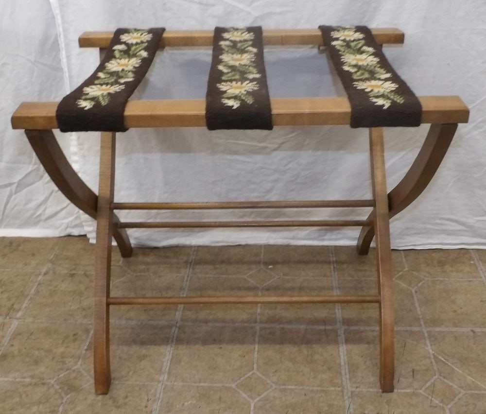 luggage rack with needlework straps (1 of 3)