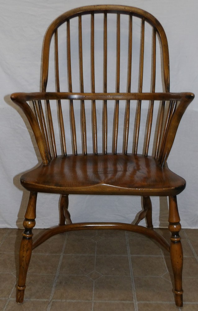 Elmwood Windsor Arm Chair: Elmwood Windsor Arm Chair . 40 1/2" H "ALL DESCRIPTIONS AND ANY CONDITION STATEMENT GIVEN BY LANGSTON AUCTION GALLERY ARE STRICTLY OPINIONS AND LANGSTON'S SHALL HAVE NO RESPONSIBILITY FOR ERRORS OR OM