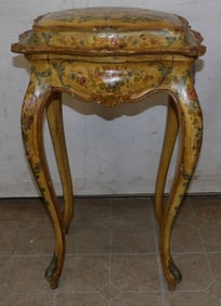Venetian Style Lift Top Stand