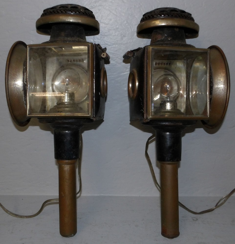 Pair of Painted Tole & Brass Coach Lights: Pair of Painted Tole & Brass Coach Lights . 16 1/2" H "ALL DESCRIPTIONS AND ANY CONDITION STATEMENT GIVEN BY LANGSTON AUCTION GALLERY ARE STRICTLY OPINIONS AND LANGSTON'S SHALL HAVE NO RESPONSIBILITY