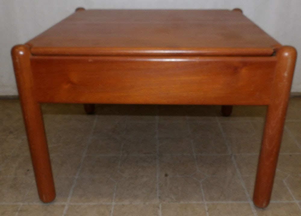 mid century modern teak wood tea table: mid century modern teak wood tea table . 29 1/2L 30 W21 H "ALL DESCRIPTIONS AND ANY CONDITION STATEMENT GIVEN BY LANGSTON AUCTION GALLERY ARE STRICTLY OPINIONS AND LANGSTON'S SHALL HAVE NO RESPONSIBIL