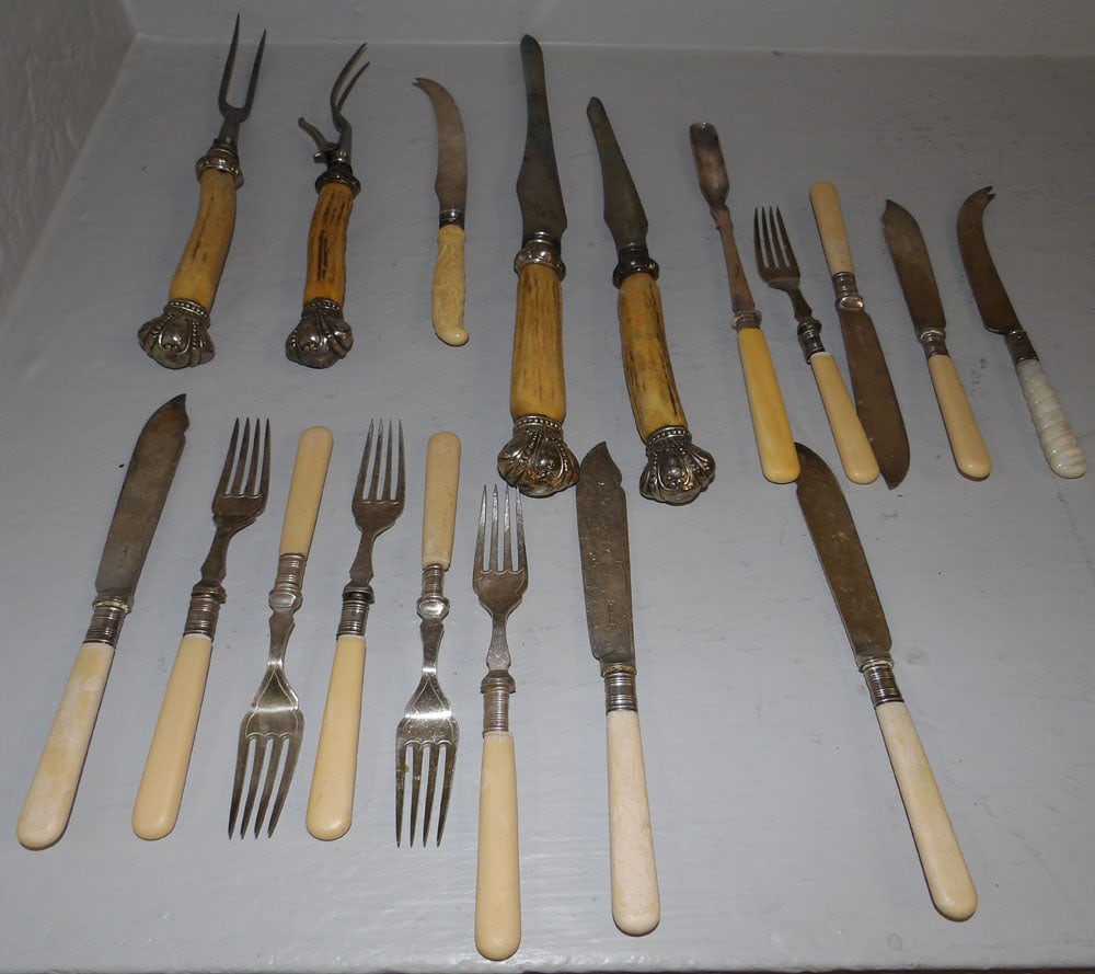 lot of bone handle knives: lot of bone handle knives. "ALL DESCRIPTIONS AND ANY CONDITION STATEMENT GIVEN BY LANGSTON AUCTION GALLERY ARE STRICTLY OPINIONS AND LANGSTON'S SHALL HAVE NO RESPONSIBILITY FOR ERRORS OR OMISSIONS. TH