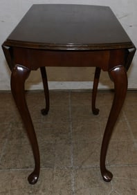 mahogany Queen Anne Style drop leaf stand