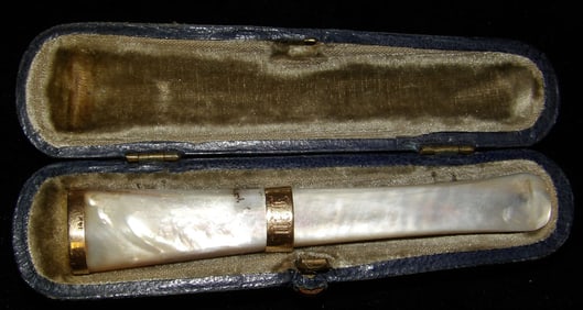 Antique 14 Kt. Gold Double Band & Mother of Pearl Cigarette Holder in Original Case