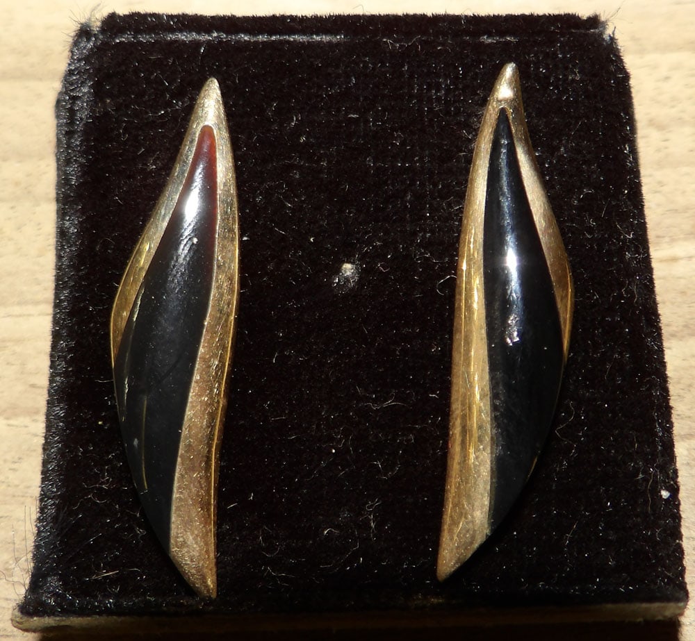 Pair of Vintage 14 Kt. Gold & Black Onyx Two Tone Geometrical Shaped Earrings Marked KBN: Pair of Vintage 14 Kt. Gold & Black Onyx Two Tone Geometrical Shaped Earrings Marked KBN. "ALL DESCRIPTIONS AND ANY CONDITION STATEMENT GIVEN BY LANGSTON AUCTION GALLERY ARE STRICTLY OPINIONS AND LANG