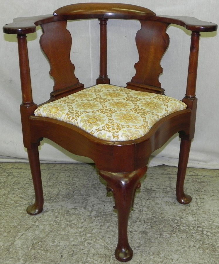 18th C mahogany Queen Anne corner chair.: 18th Century mahogany Queen Anne corner chair.