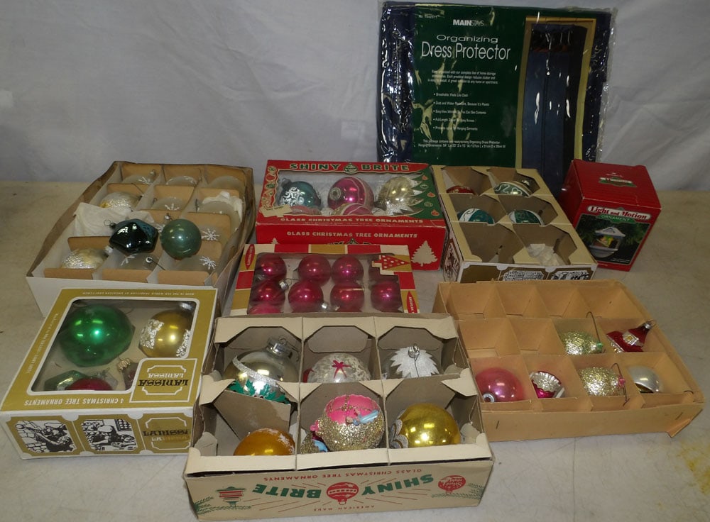Lot of Vintage Christmas Ornaments : Lot of Vintage Christmas Ornaments . Up to 4" H 3" W 3" D ALL DESCRIPTIONS AND ANY CONDITION STATEMENT GIVEN BY LANGSTON AUCTION GALLERY ARE STRICTLY OPINIONS AND LANGSTON'S SHALL HAVE NO RESPONSIBILI