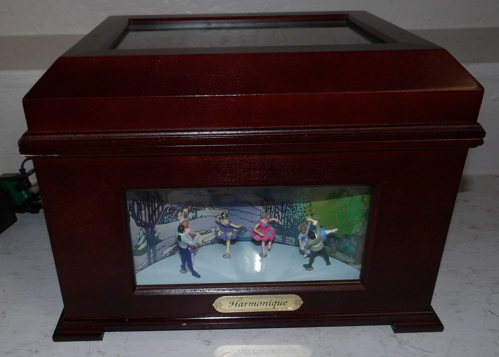 mahogany Christmas music box : mahogany Christmas music box . 9" H 12" W 9 1/4" D ALL DESCRIPTIONS AND ANY CONDITION STATEMENT GIVEN BY LANGSTON AUCTION GALLERY ARE STRICTLY OPINIONS AND LANGSTON'S SHALL HAVE NO RESPONSIBILITY FOR