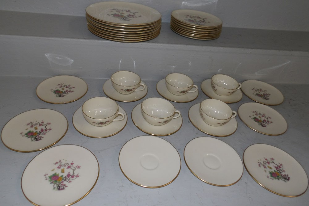 lot of Lenox porcelain : lot of Lenox porcelain . Up to 10 1/4" Dia. ALL DESCRIPTIONS AND ANY CONDITION STATEMENT GIVEN BY LANGSTON AUCTION GALLERY ARE STRICTLY OPINIONS AND LANGSTON'S SHALL HAVE NO RESPONSIBILITY FOR ERRORS