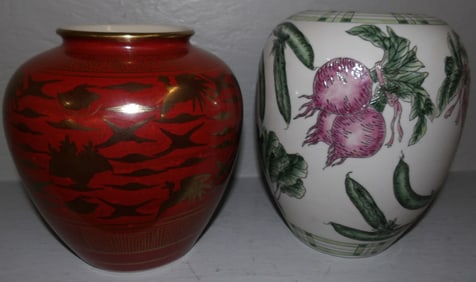 2 Oriental porcelain vases