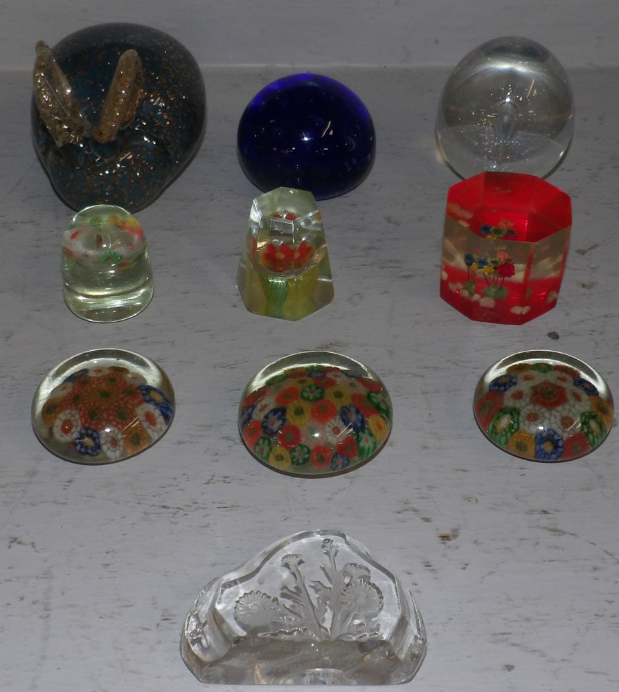 lot of glass paper weights: lot of glass paper weights. Up to 3" H 3 1/4" W 4 1/2" D ALL DESCRIPTIONS AND ANY CONDITION STATEMENT GIVEN BY LANGSTON AUCTION GALLERY ARE STRICTLY OPINIONS AND LANGSTON'S SHALL HAVE NO RESPONSIBILIT