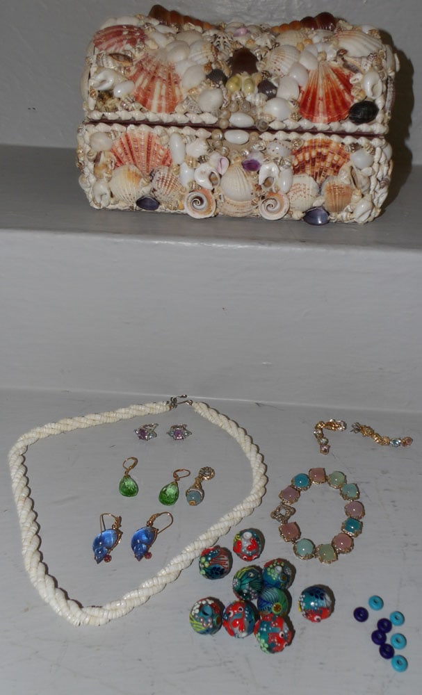 Seashell Covered Dresser Box  (1 of 4)