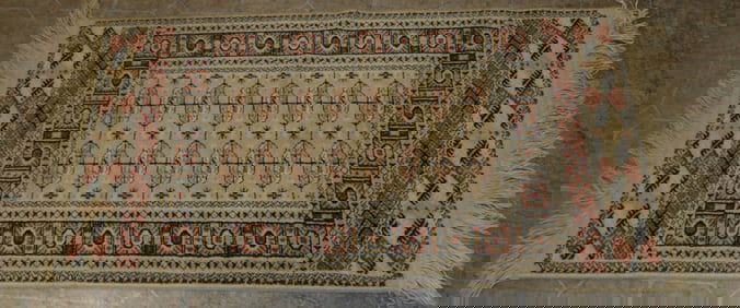2' x 4' Machine Made Rug