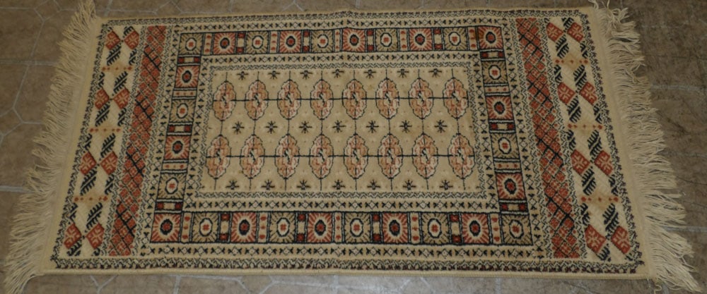 2' x 4' Machine Made Rug: 2' x 4' Machine Made Rug. ALL DESCRIPTIONS AND ANY CONDITION STATEMENT GIVEN BY LANGSTON AUCTION GALLERY ARE STRICTLY OPINIONS AND LANGSTON'S SHALL HAVE NO RESPONSIBILITY FOR ERRORS OR OMISSIONS. THE 