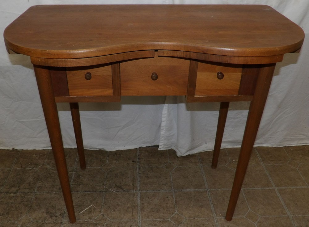 Pine Dressing Stand : Pine Dressing Stand . 30 1/4" H 34 1/2" W 18" D ALL DESCRIPTIONS AND ANY CONDITION STATEMENT GIVEN BY LANGSTON AUCTION GALLERY ARE STRICTLY OPINIONS AND LANGSTON'S SHALL HAVE NO RESPONSIBILITY FOR ERR