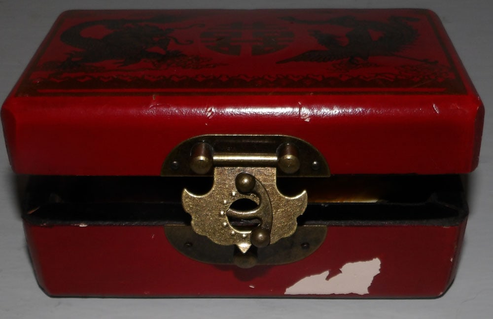 Painted Decorated Oriental Box with Three Snuff Bottles (1 of 6)