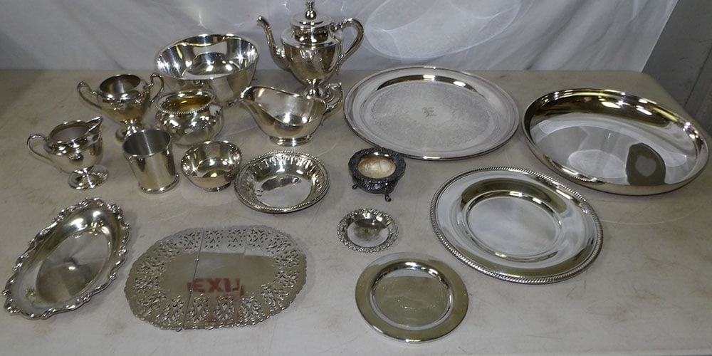 Lot of Silverplated Items: Lot of Silverplated Items. Up to 1" H 14" W 11" D ALL DESCRIPTIONS AND ANY CONDITION STATEMENT GIVEN BY LANGSTON AUCTION GALLERY ARE STRICTLY OPINIONS AND LANGSTON'S SHALL HAVE NO RESPONSIBILITY FOR E