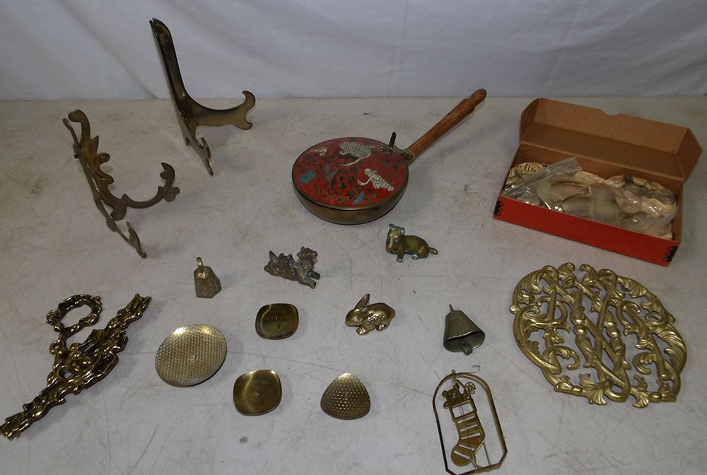 Lot of Brass Items: Lot of Brass Items . Up to 2" H 5 1/2" W 4" D ALL DESCRIPTIONS AND ANY CONDITION STATEMENT GIVEN BY LANGSTON AUCTION GALLERY ARE STRICTLY OPINIONS AND LANGSTON'S SHALL HAVE NO RESPONSIBILITY FOR ERROR